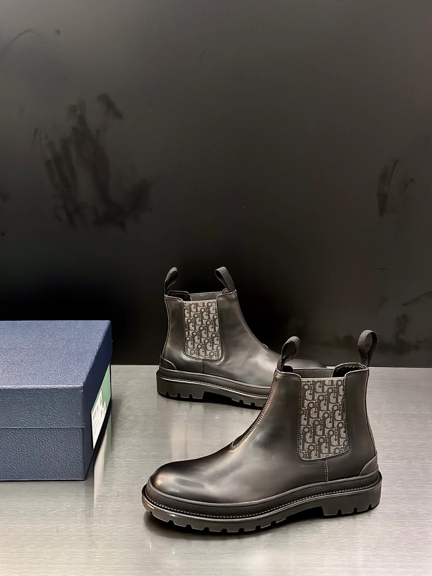 Men's shoes 💰920 Dior Dior high-top sneakers, top-quality goods produced in Dongguan, show version, leading counter trial style, Nappa cowhide material, light and breathable, soft and comfortable, easier to put on and take off, calfskin leather edging, distinctive sports style, genuine leather tongue Dior letter badge, showing the brand style, lightweight embossed pattern rubber sole, light and genuine leather feet, with original packaging Size: 39-40-41-42-43-44 (45, 46 customized) leather shoe size